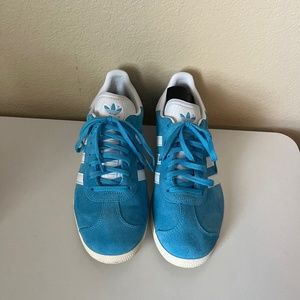 Barely worn adidas sneakers